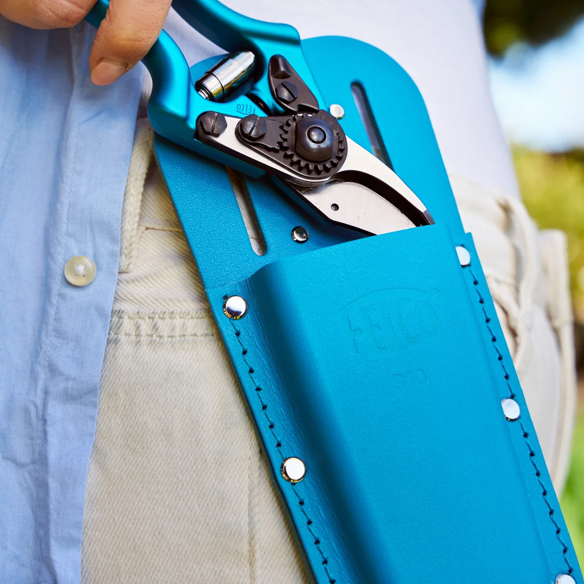 Eine schicke Kombination, die Felco 6 Electric Blue mit dem optional erhältlichen Lederetui FELCO 910 Electric Blue