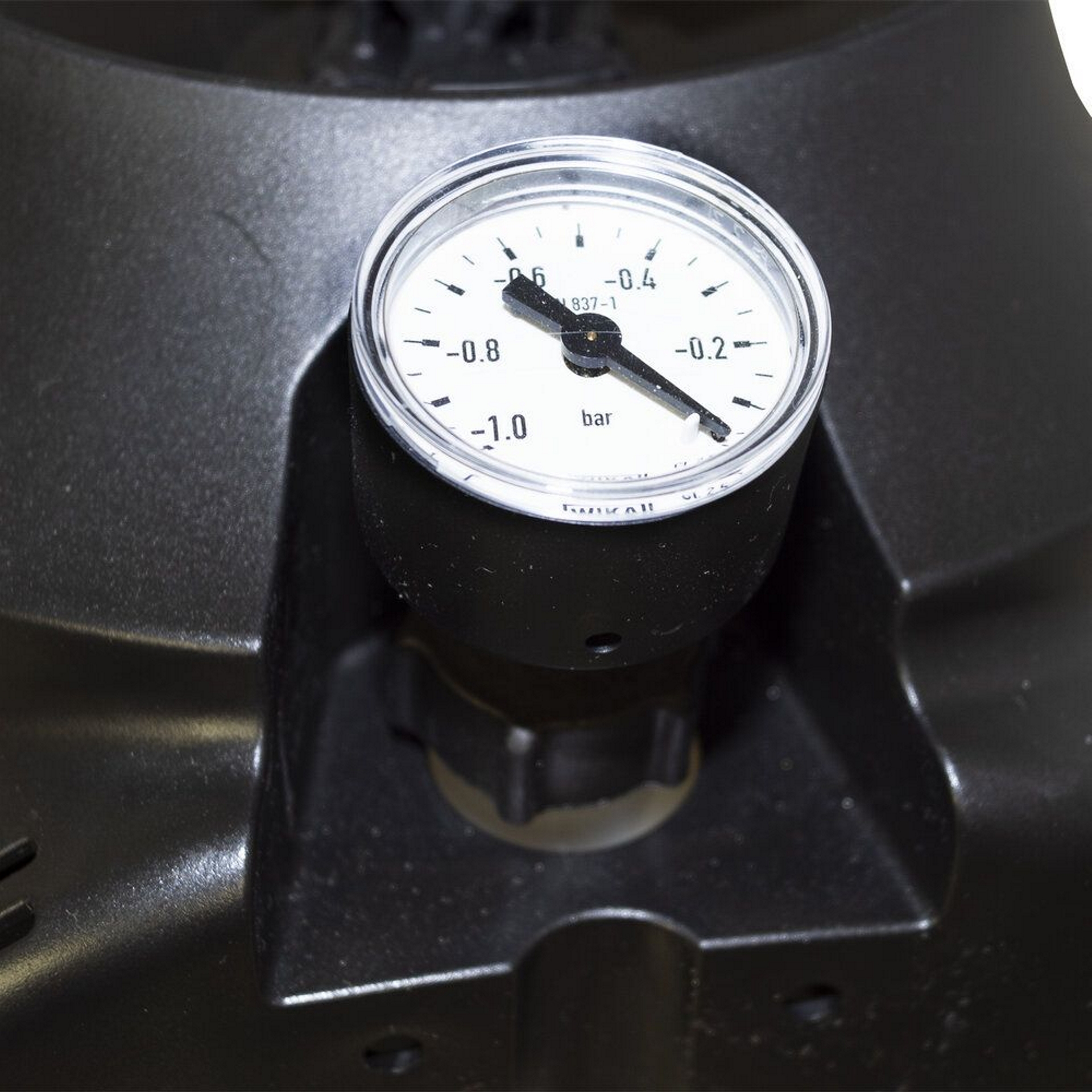 Die Unterdruckanzeige von dem MESTO Saug-Gerät 3273PS SAUGFIX 5 Liter mit SK-Verschraubung