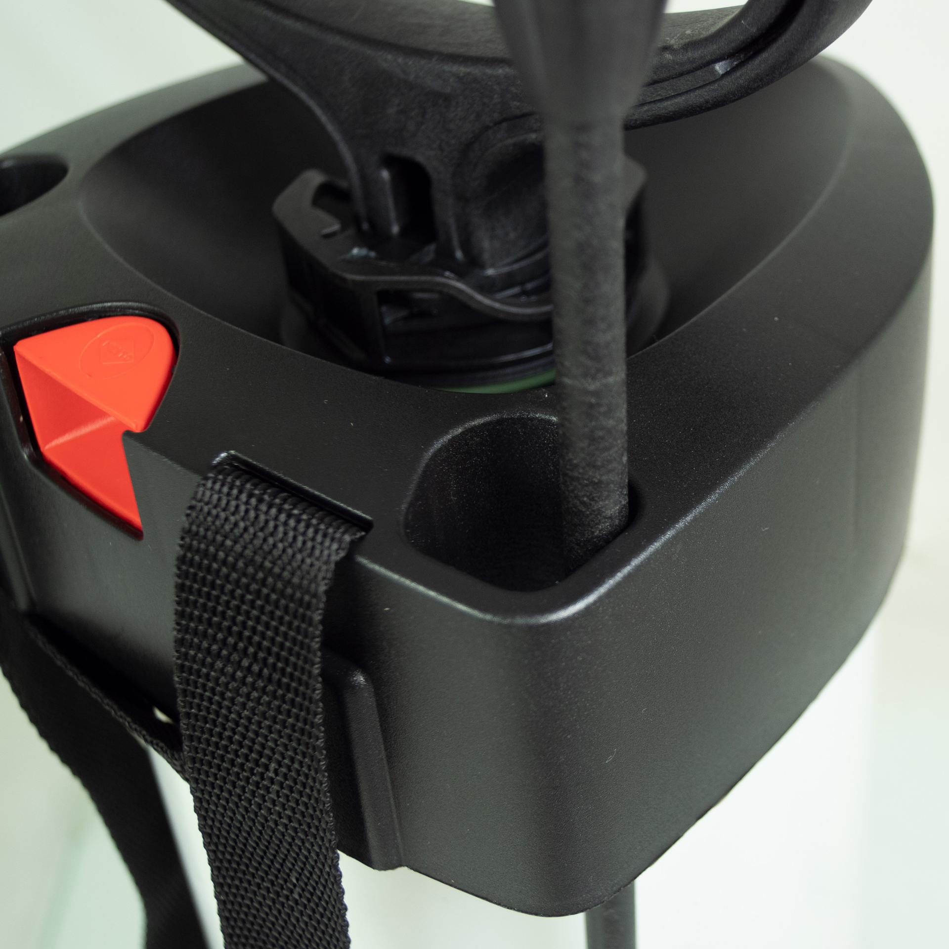 Die integrierte Rohrhalterung im Detail bei den MESTO Schaumsprühgeräten 3232FE und 3232FO FOAMER 4 Liter