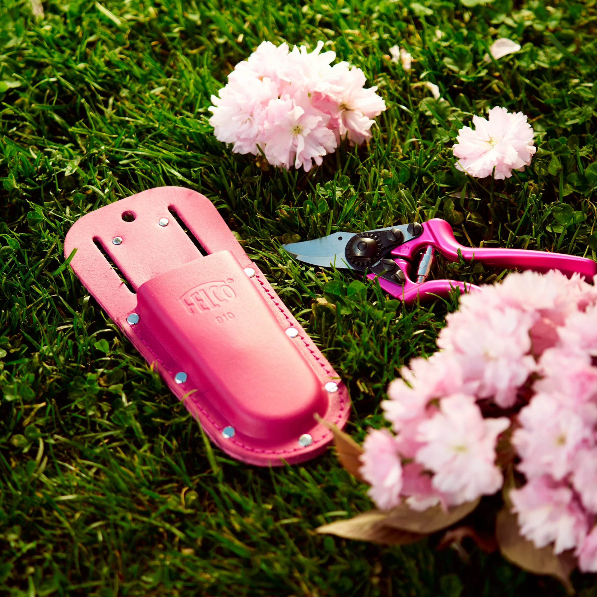 Eine optimale Geschenkidee, die Felco 6 Pink Passion mit dem optional erhältlichen Lederetui FELCO 910 Pink Passion.