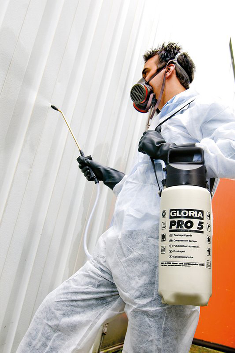 Das GLORIA Drucksprühgerät PRO 5 ölfest mit Flachstrahldüse  im Einsatz