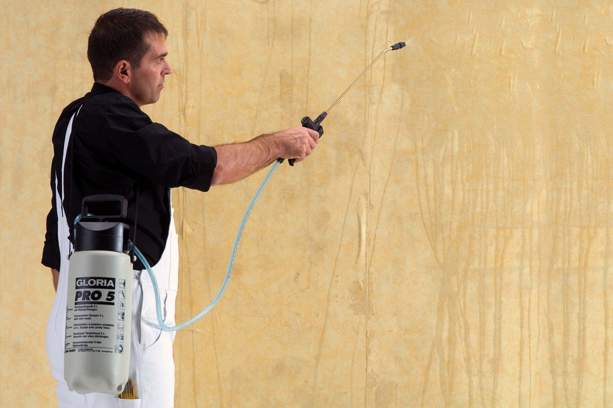 Das GLORIA Drucksprühgerät PRO 5 ölfest im Einsatz