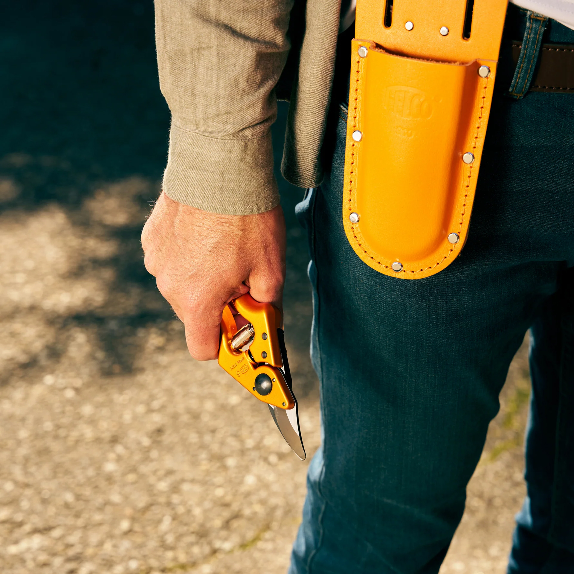Eine schicke Kombination, die Felco 6 Tangerine Blaze mit dem optional erhältlichen Lederetui FELCO 910 Tangerine Blaze.
