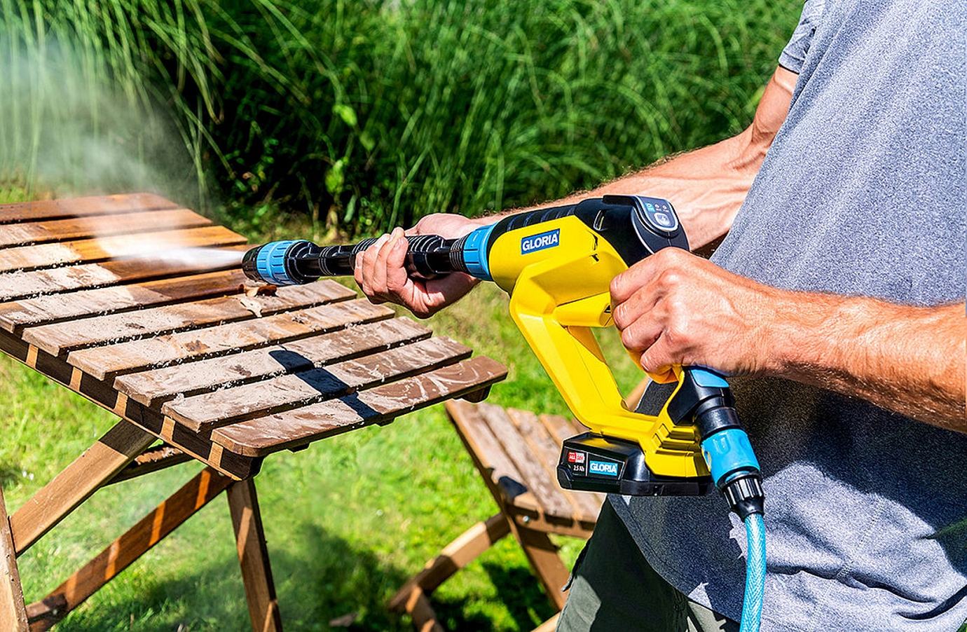 Gartenmöbel werden mit der GLORIA MultiJet 18V schnell wieder sauber