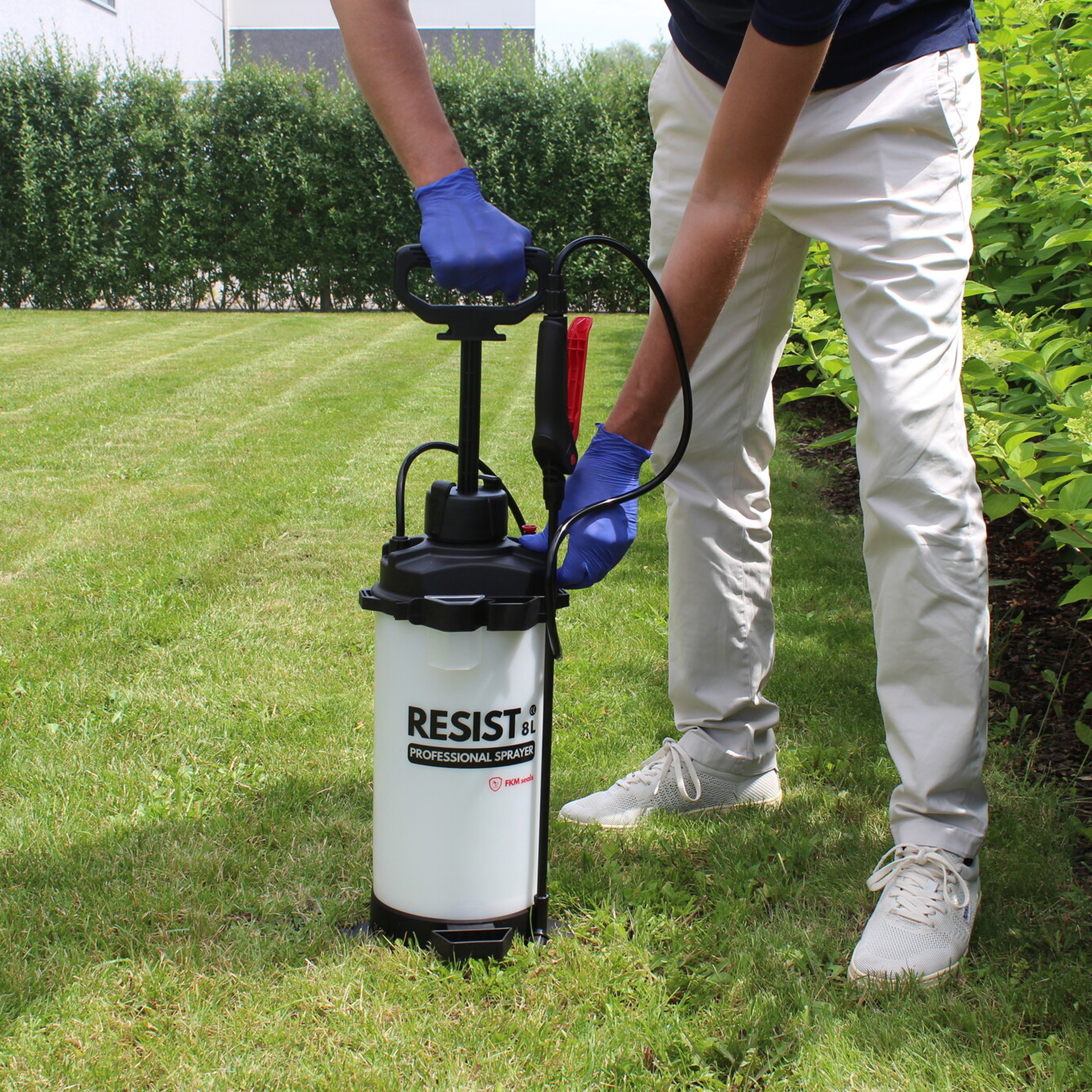 Das Drucksprühgerät De Witte RESIST 8 Liter mit FKM-Dichtungen im Einsatz