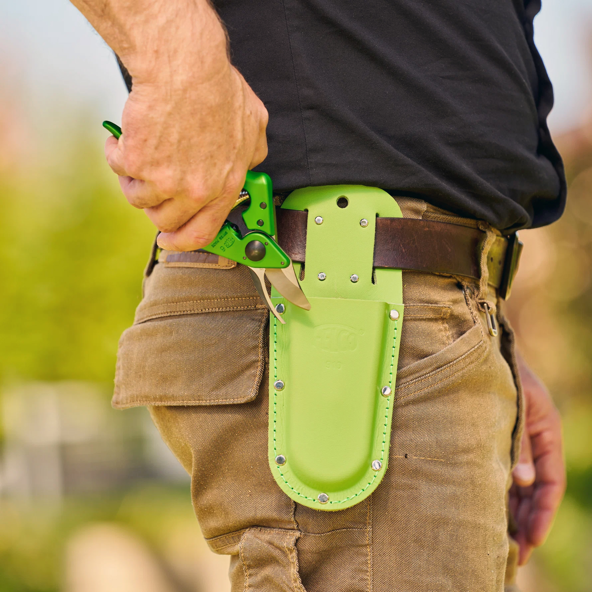 Die Gartenschere Felco 6 Power Green mit dem optional erhältlichen Lederetui FELCO 910 Power Green