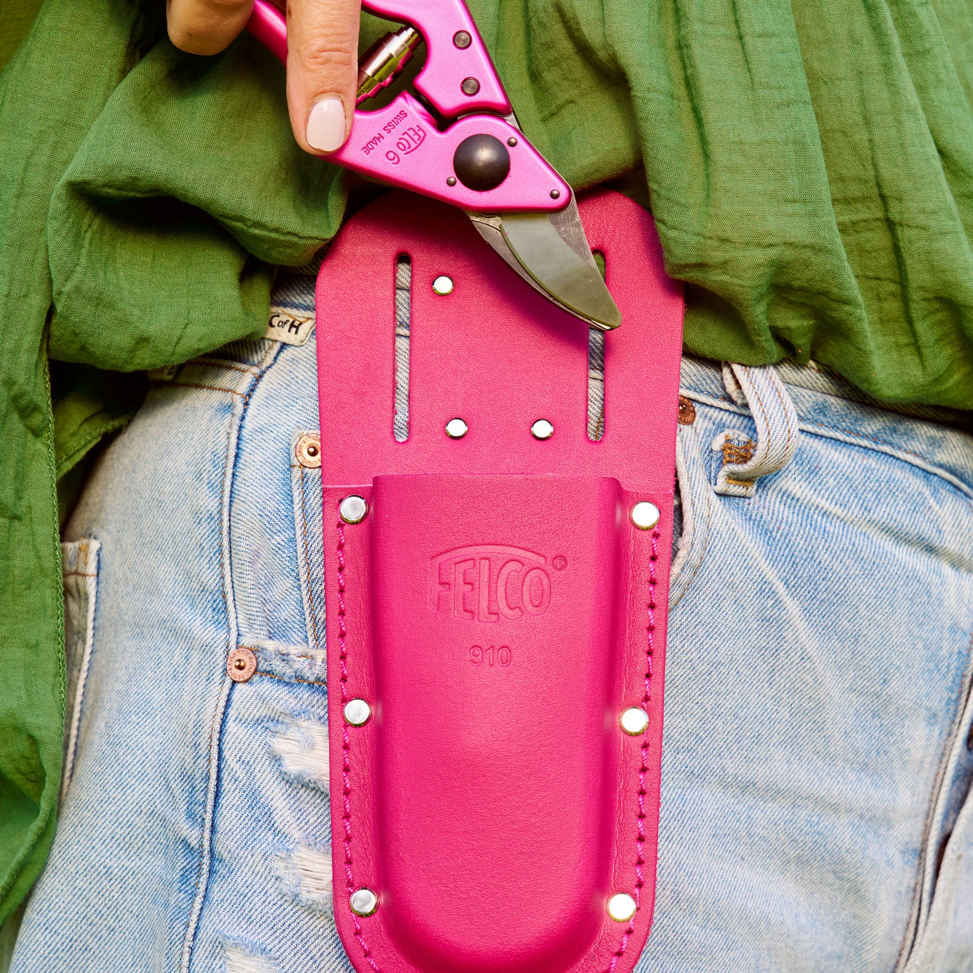 Eine schicke Kombination, die Felco 6 Pink Passion mit dem optional erhältlichen Lederetui FELCO 910 Pink Passion.